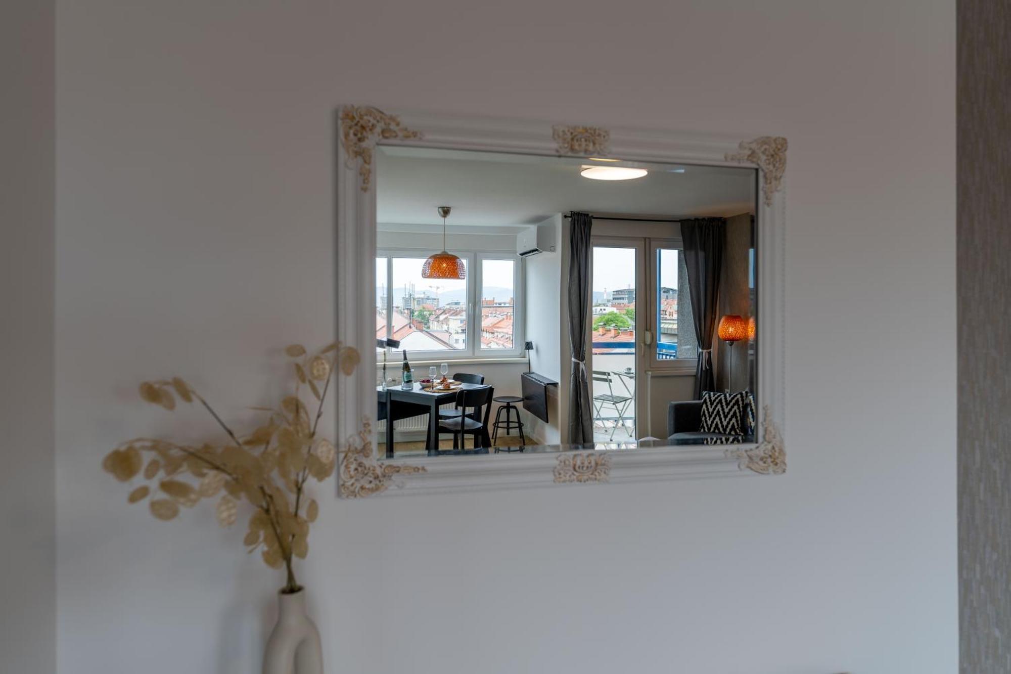Elegant Tour As Studio Gilly With Open Views And A Balcony In The Center Любляна Екстер'єр фото